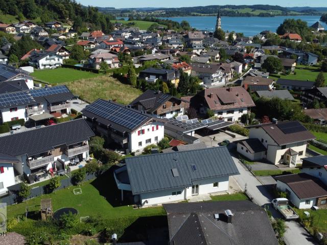 Haushälfte im Zentrum v. Mattsee: sonnige und ruhige Lage, Seeblick vom Balkon, 120 m², 5 Zimmer
