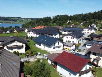Haushälfte sonnig und ruhig im Zentrum von Mattsee mit Seeblick, 121m² WFl kleiner Garten