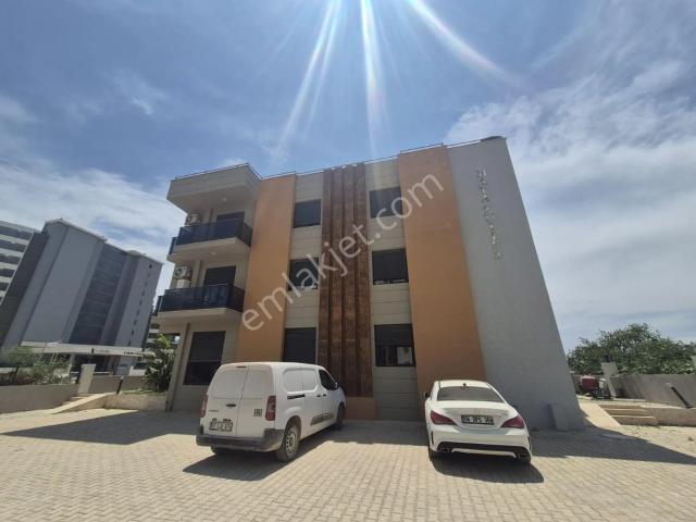 Havuz Başı, Bahçe Kullanımlı 1+1 Köşe Daire