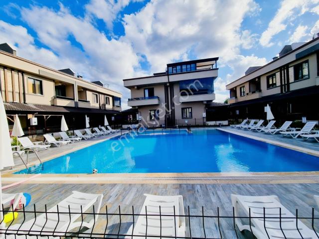 Havuzlu Butik Sitede Müstakil Bahçeli Teraslı Verandalı Villa