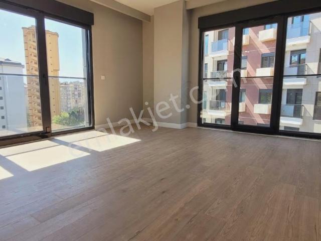 Havuzlu, Güvenlikli Sitede, Balkonlu, 2 Banyolu, 75 M² Net 2+1