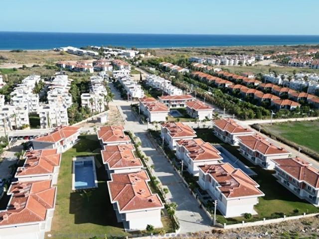 HAVUZLU SİTE'DE DENİZE YAKIN 3+1 SATILIK KÖŞE VİLLA