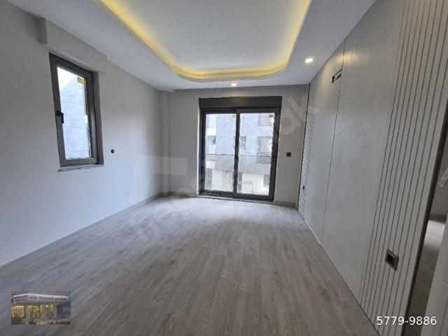 HAVUZLU SİTEDE SIFIR BİNADA KAPALI OTOPARKLI 2+1