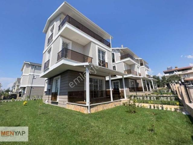 Havuzlu Site İçerisinde 4+1 İskanlı Müstakil Bahçeli Villa