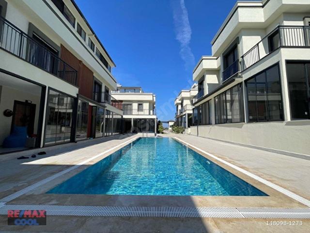 HAVUZLU SITE İÇERISINDE SIFIR 3+1 TRIPLEKS VILLA