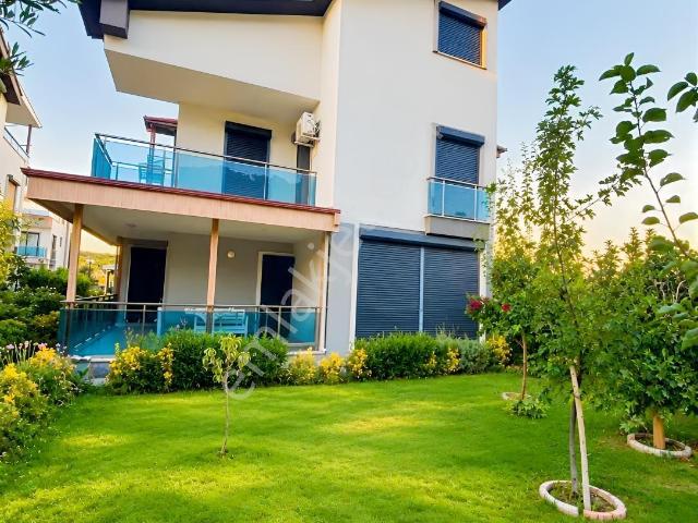 Havuzlu Site İçi Köşe Villa