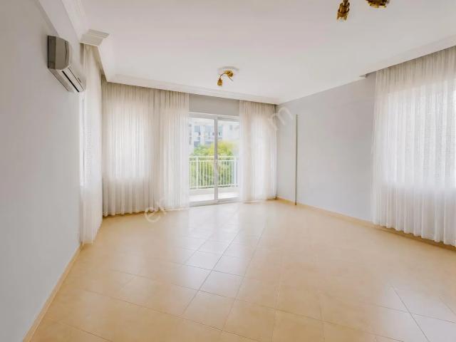 Havuzlu Site İçinde Ayrı Mutfak 2+1
