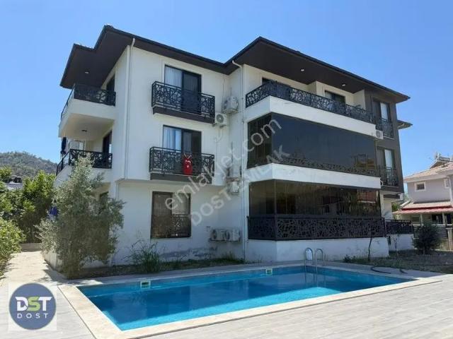 Havuzlu Sitede Doğa Manzaralı, Geniş Balkonlu Şık Daire