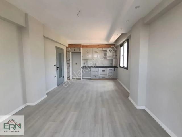 Havuzlu Sitede, Geniş Balkon Konforuyla 1+1 Kiralık Daire