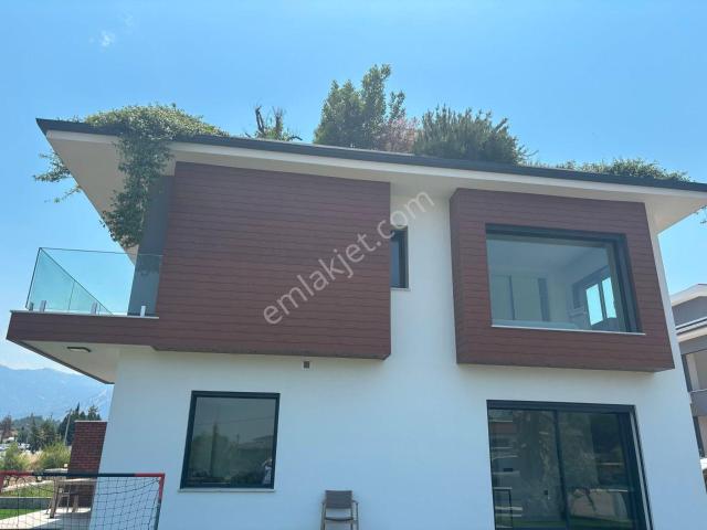 Havuzlu Sitede Müstakil Bahçeli Lüks Villa