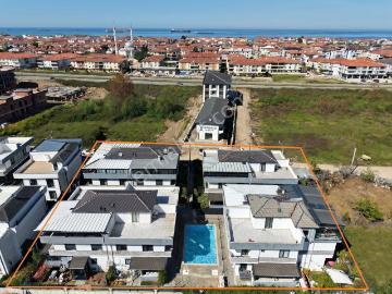Havuzlu Sitede Müstakil Bahçeli Teraslı Verandalı Villa