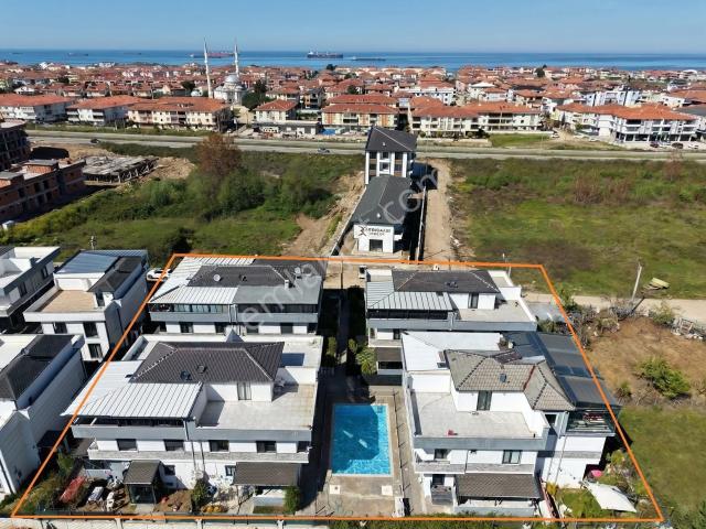 Havuzlu Sitede Müstakil Bahçeli Teraslı Verandalı Villa