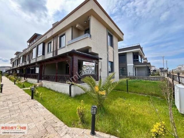Havuzlu Sitede Müstakil Bahçeli Verandalı Teraslı Sıfır Villa