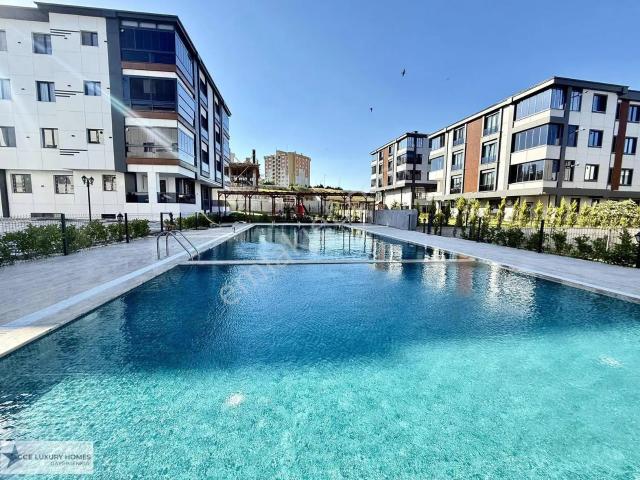 Havuzlu Sitede Özel Yapım Kapalı Kış Bahçeli 2,5+1 Satılık Daire