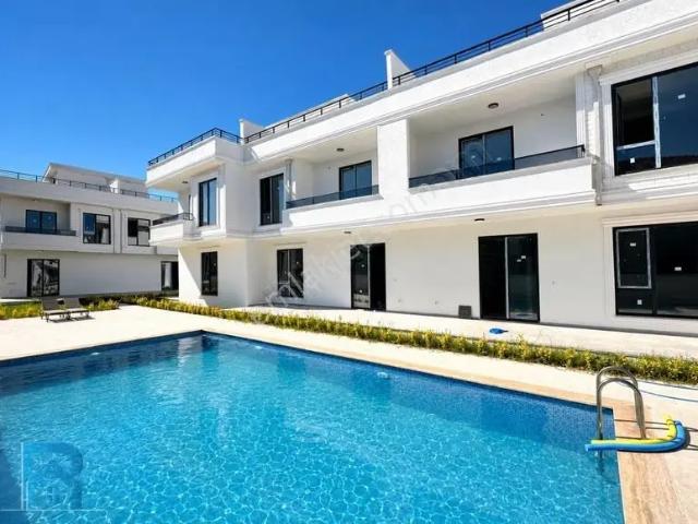 Havuzlu Ve Müstakil Bahçeli Sıfır Yerden Isıtma Teraslı Villa