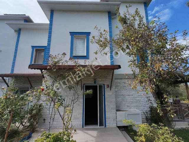 Havuzun Ve Sakinliğin Bulunduğu Sitede Tripleks Uzun Dönem Villa