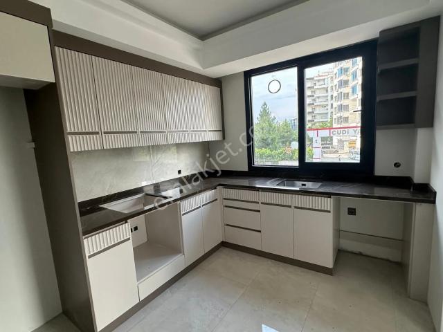 Hava Alanı Çevresind Bulunan2+1 Selenyum Yapı 2.5*1. Dairemiz Sıfır Yapı Olup Acilen Satılıktır