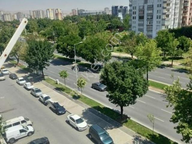 Havaalanı Yolu Üzeri Satılık Bakımlı 3+1 Daire