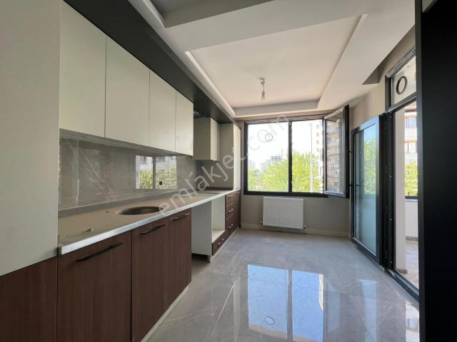 Havaalanı Kavşağında 3 Yıllık Site İçerisinde 2+1 Kiralık Daire