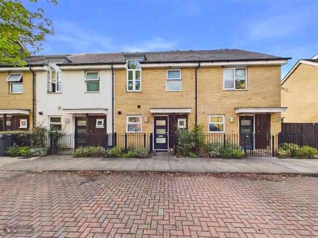 Havergate Way, Berkshire RG2 3 bed terraced house to rent £1,750 pcm £404 pw