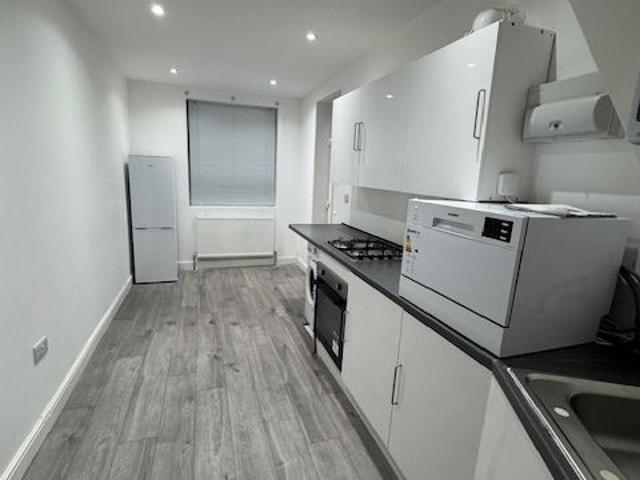 Havering Gardens, Romford RM6, 1 bed flat to rent, £1,400 pcm | PrimeLocation