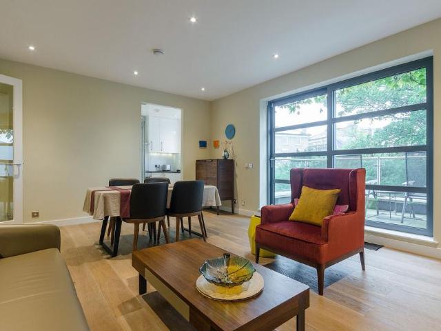 Haverstock Hill, Hampstead, London, NW3 2 bed flat to rent £4,000 pcm £923 pw