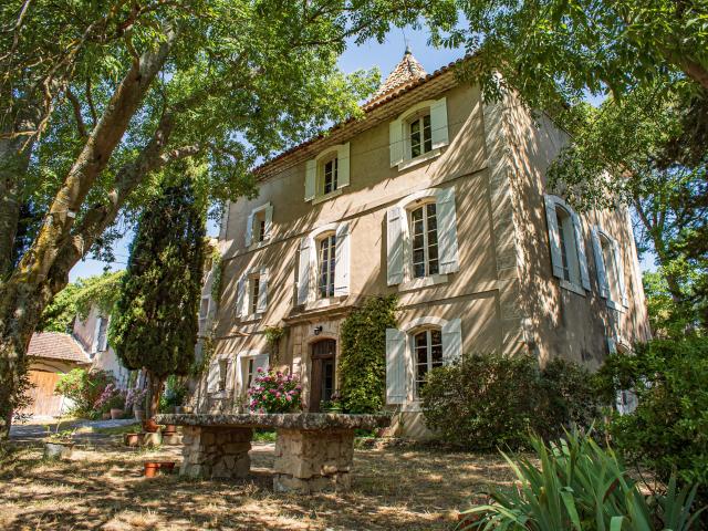Havre de paix à à rénover: demeure, bois et oliviers