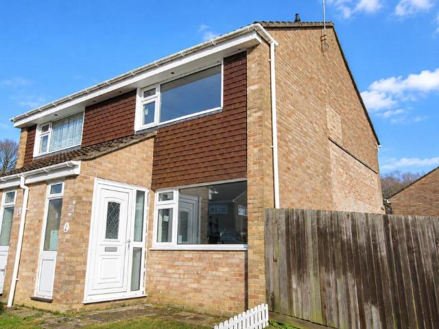 Hawthorn Avenue, Torpoint PL11 2 bed semi detached house to rent £925 pcm £213 pw