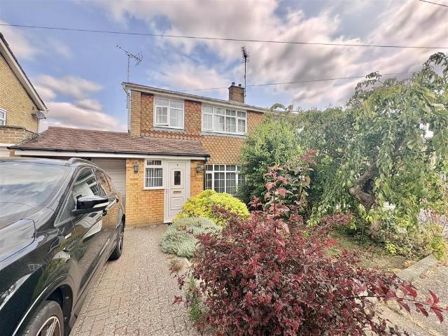 Hawthorn Close, Aylesbury 3 bed semi detached house to rent £1,850 pcm £427 pw
