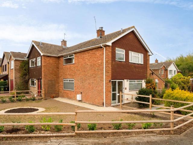 Hawthorn Crescent, Grove OX12 3 bed detached house to rent £1,900 pcm £438 pw