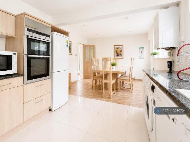 Hawthorn Gardens, Weston Super Mare. 4 bed detached house to rent £1,895 pcm £437 pw