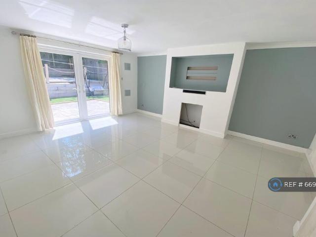 Hawthorn Rise, Newhaven, BN9 2 bed semi detached house to rent £1,400 pcm £323 pw