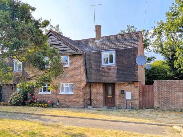 Hawthorn Road, Woking GU22 3 bed semi detached house to rent £2,250 pcm £519 pw