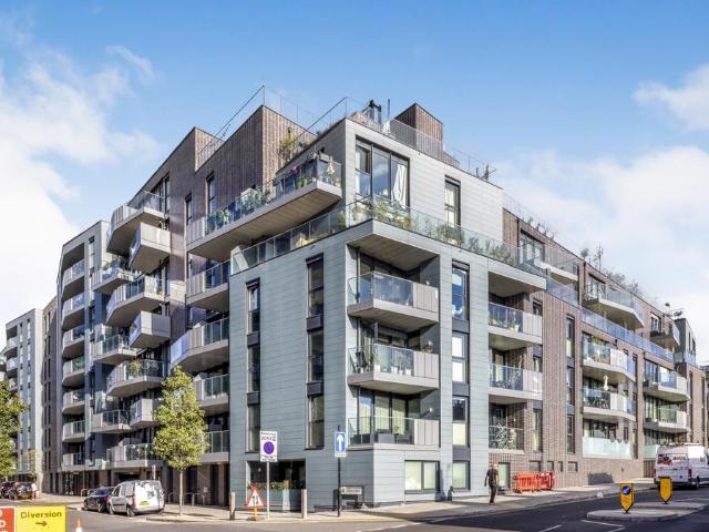 Hawthorne Crescent Greenwich SE10 2 bed flat to rent £2,750 pcm £635 pw