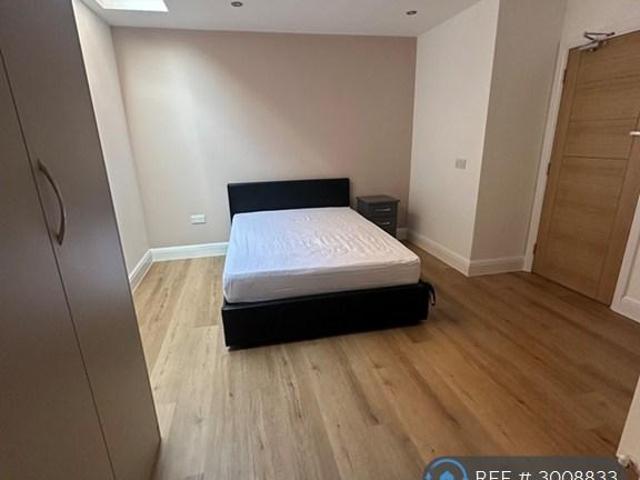 Hawthorne Crescent, Slough, SL1 1 bed in a house share to rent £950 pcm £219 pw