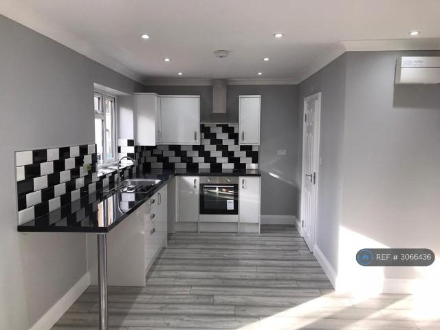 Hawthorne Crescent, Slough, SL1 1 bed in a house share to rent £975 pcm £225 pw