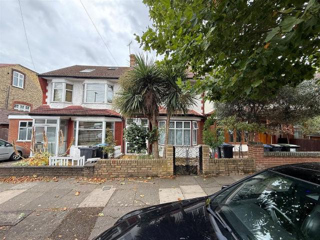 Hawthorne Avenue, Palmers Green, London N13, 4 bed detached house to rent, £2,500 pcm | PrimeLocation