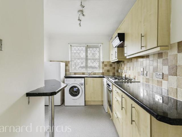 Hawthorne Place, EPSOM 3 bed house to rent £2,250 pcm £519 pw