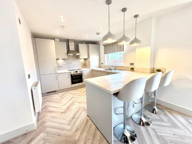 Hawk Avenue, Glasgow, G77 2 bed apartment to rent £1,495 pcm £345 pw