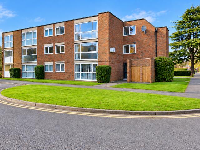 Hawkesworth Close, Northwood HA6 2 bed flat to rent £2,095 pcm £483 pw