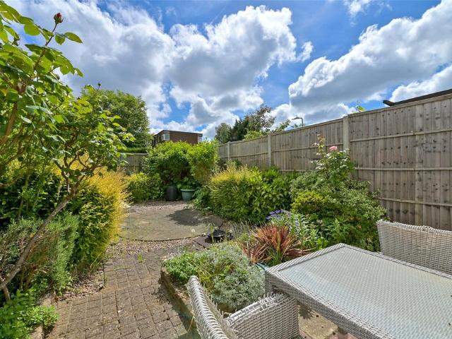 Hawkesworth Close, Northwood, HA6 2 bed terraced house to rent £1,900 pcm £438 pw