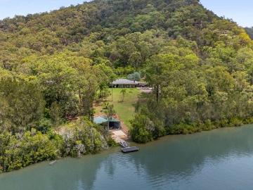 Hawkesbury River Paradise Modern Home with Waterfront Access