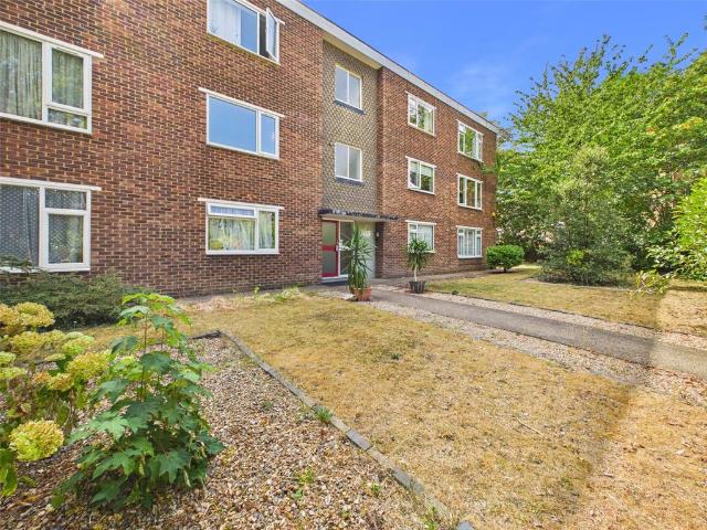 Woodlands Grove, Isleworth 2 bed apartment to rent £1,750 pcm £404 pw