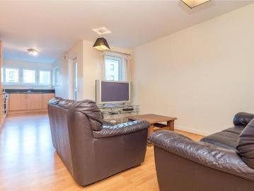 Hawkhill Close, Edinburgh, EH7 3 bed flat to rent £1,800 pcm £415 pw
