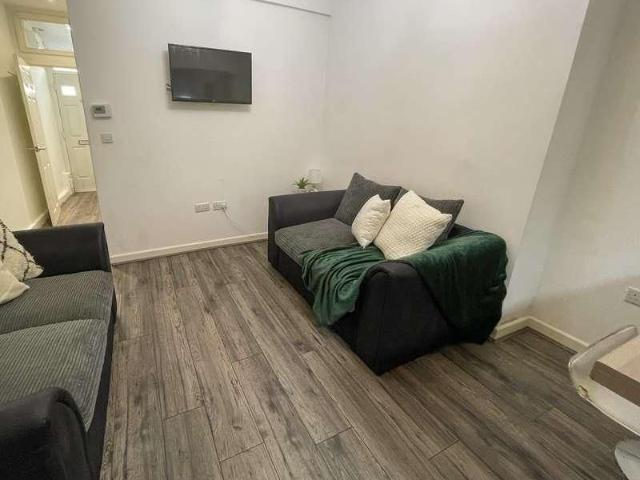 Hawkins Street, L6