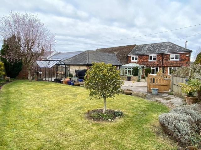 Hawkley, Liss, Hampshire, GU33 3 bed detached house to rent £2,250 pcm £519 pw