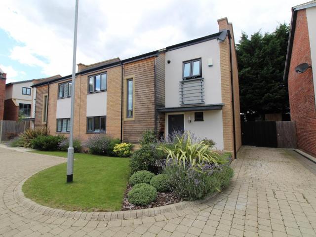 Hawksbill Way, PETERBOROUGH PE2 3 bed semi detached house to rent £1,500 pcm £346 pw