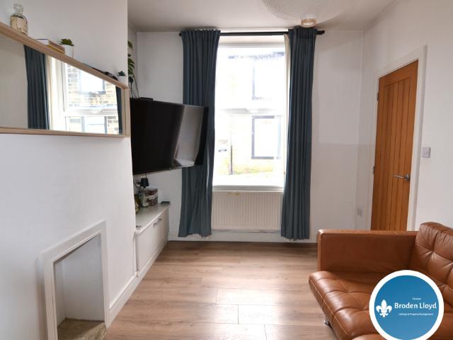 Hawley Street, Colne BB8 2 bed terraced house to rent £750 pcm £173 pw