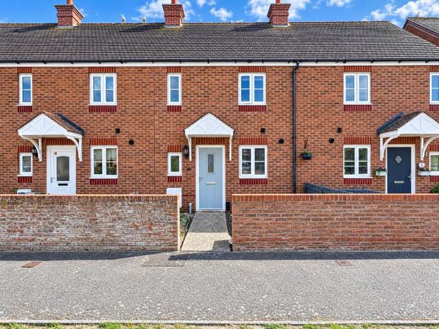 Hayward Place, Bracklesham 2 bed terraced house to rent £1,350 pcm £312 pw
