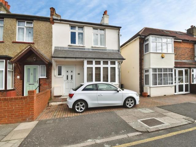 Haywood Road Bromley BR2 2 bed end of terrace house to rent £2,000 pcm £462 pw